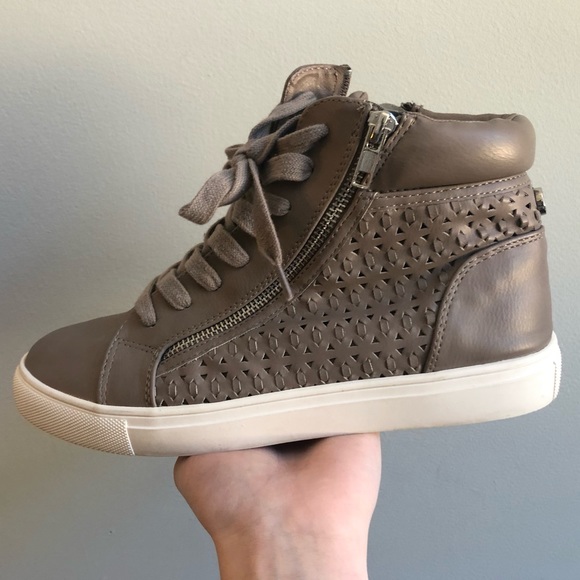 Cute shoes! - Picture 2 of 8